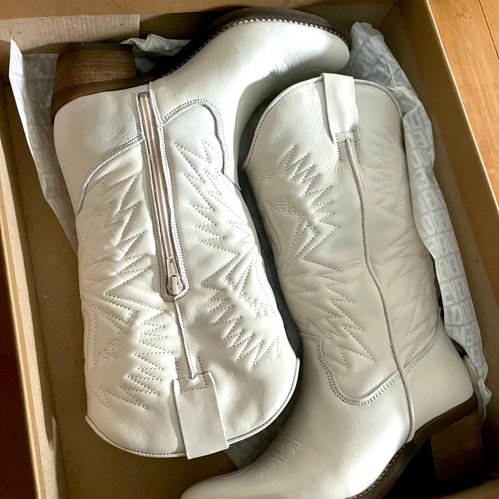 HAYWARD WHITE LEATHER
Steve Madden Boots